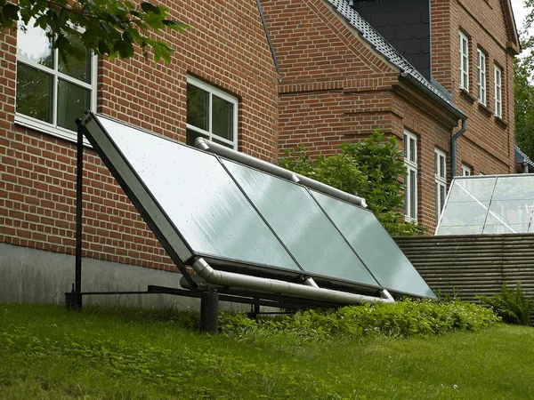 Panel solar para energía verde y respetuosa con el medio ambiente —  Fotos de Stock