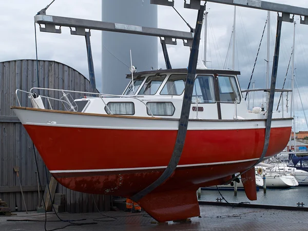 Jacht in einer Werft — Stockfoto