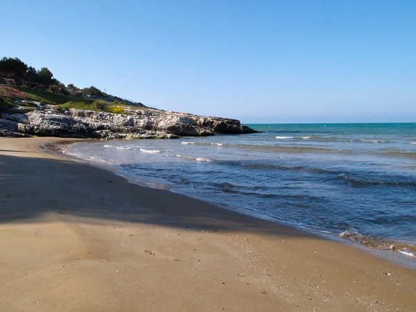 Praia no Parque Nacional de Gargano, Vieste, Itália — Fotografia de Stock