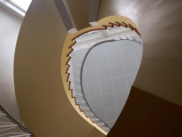 Vue à l'envers d'un escalier en colimaçon — Photo