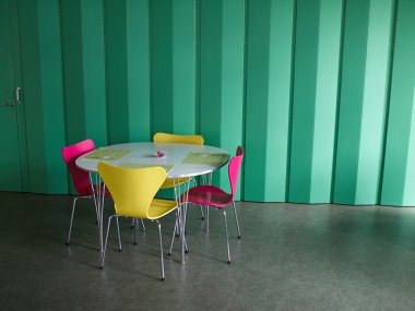 Modern iç mekan tasarımları sandalye ve masa