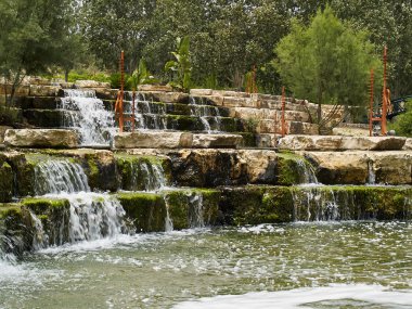 güzel basamaklı şelale kayaların üzerinde