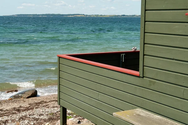 Holzbalkonterrasse mit herrlichem Blick auf das Meer — Stockfoto