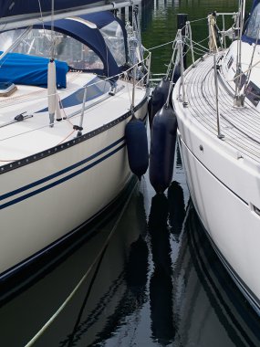 Bir marina yelken yatlar