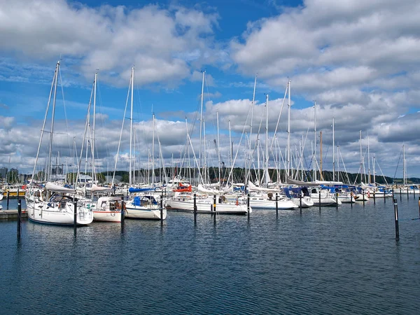 Yachts à voile dans une marina — Photo