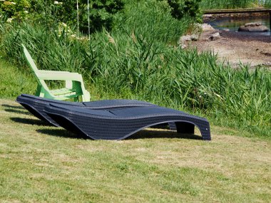 Bronzlaşma yatak bir plajda güneş