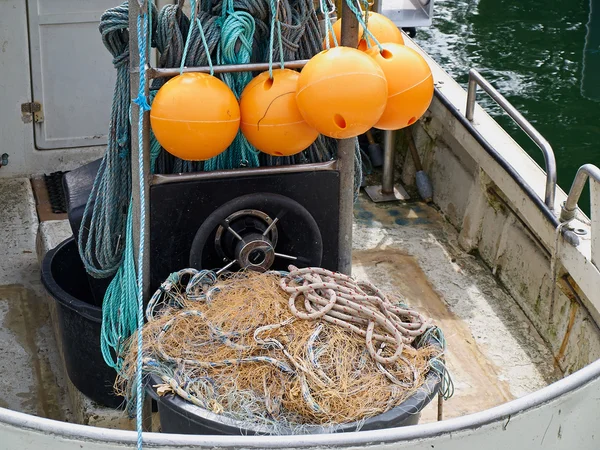 Netten en praalwagens op een vissersboot — Stockfoto