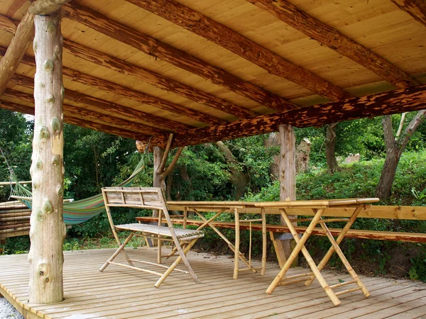 Traditional wood pergola in a tropical holiday resort — Stock Photo, Image