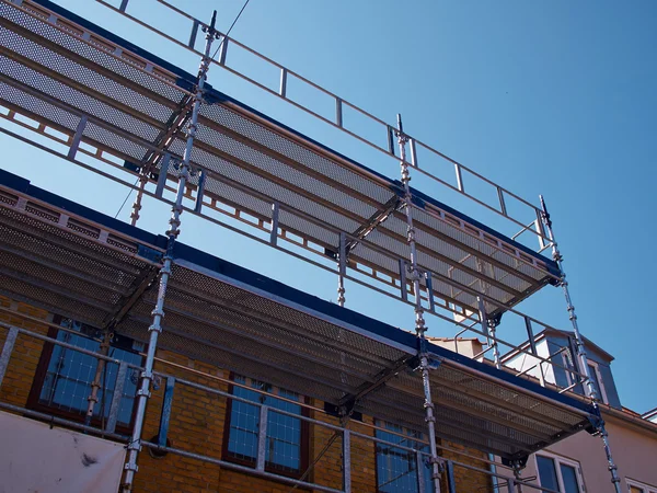 Scaffolds on a house building under renovations — Stock Photo, Image