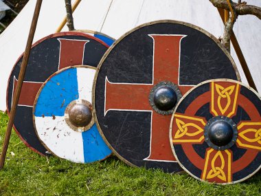 Eski viking ahşap kalkanlar