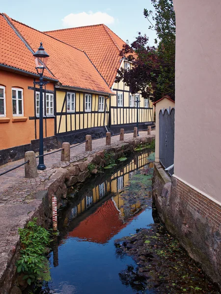 Typisch klein straatje met oude huizen Denemarken — Stockfoto
