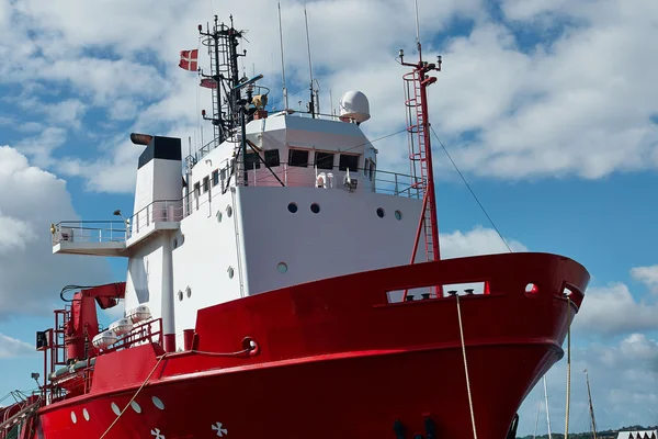 Schlepper legt in einem Hafen an — Stockfoto