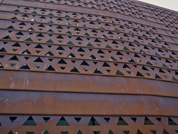 Construção de design moderno com uma fachada enferrujada — Fotografia de Stock
