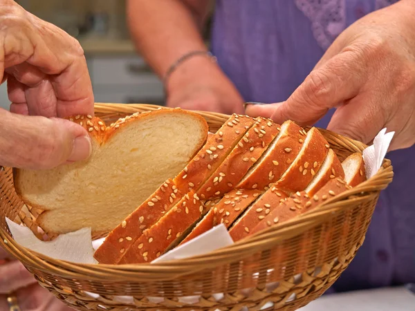 Pane tradizionale ebraico Challah appena sfornato — Foto Stock