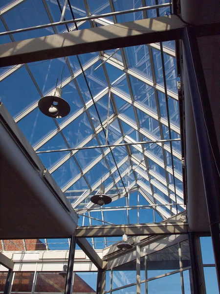 Modern binanın cam çatı — Stok fotoğraf