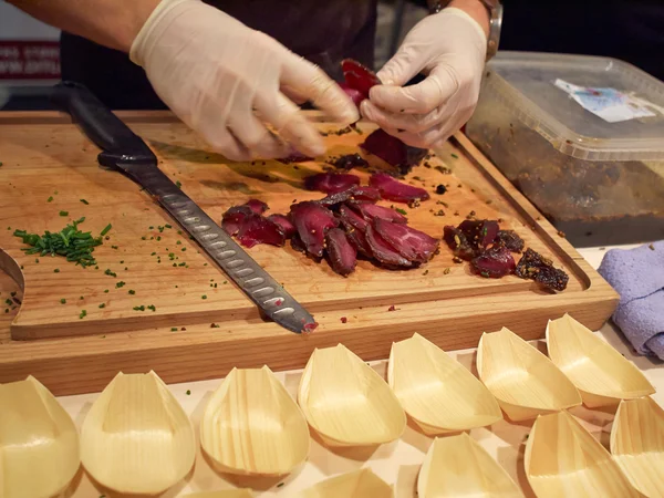 Filetto di bisonte tagliato da uno chef — Foto Stock