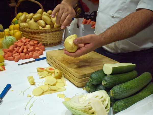 Verdure su tagliere e chef — Foto Stock