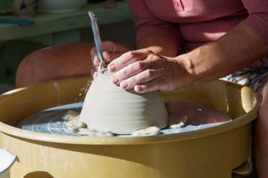 Çömlekçilik direksiyonda çalışan eller