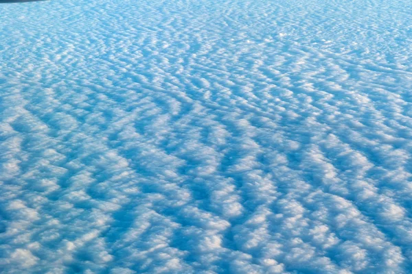เที่ยวบินเหนือภูมิทัศน์เมฆ — ภาพถ่ายสต็อก