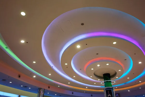 Moderna decoración interior hermosas luces de techo —  Fotos de Stock