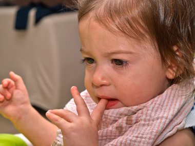 Sevimli üzgün ağlayan bebek kız portresi