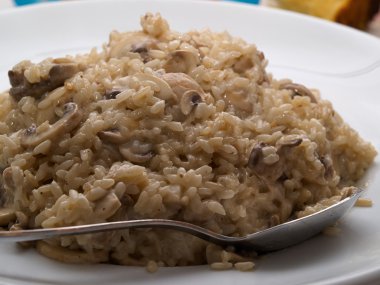 İtalyan risotto mantar, taze otlar ve parmesan peyniri ile