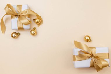 Beyaz hediyeler, altın kurdeleler ve parlak süslemelerle süslü zarif bir arka plan. Reklam, web sitesi başlıkları ve sosyal medya paylaşımları için ideal.