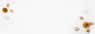 Fotokopi alanı ve altın süslemeleri olan beyaz Noel arkaplanı. Kartlar, pankartlar ve tatil reklamları için şık minimalist kompozisyon