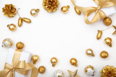 Altın Noel dairesi zarif hediyeler, çam kozalakları ve bej yüzeyinde ip ışıkları ile yatıyordu. Web tasarımı, reklamcılık veya kutlama amaçlı selamlama düzenleri için uygun kopya alanı olan rahat kompozisyon.