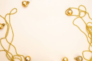 Beyaz hediyeler, altın fiyonklar ve bej arka planda ışıldayan süslemelerle süslü bir kış düzeni. Tebrik kartları, web pankartları ya da markalar için mükemmel.