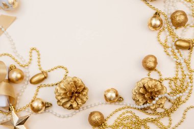 Beyaz hediyeler, altın fiyonklar ve bej arka planda ışıldayan süslemelerle süslü bir kış düzeni. Tebrik kartları, web pankartları ya da markalar için mükemmel.