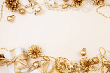 Beyaz hediyeler, altın fiyonklar ve bej arka planda ışıldayan süslemelerle süslü bir kış düzeni. Tebrik kartları, web pankartları ya da markalar için mükemmel.