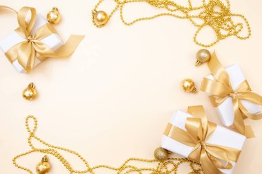 Beyaz hediyeler, altın kurdeleler ve parlak süslemelerle süslü zarif bir arka plan. Reklam, web sitesi başlıkları ve sosyal medya paylaşımları için ideal.