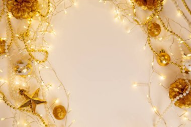 Beyaz yüzeyde altın süsleri ve çam kozalaklarıyla parıldayan sıcak peri ışıkları. Konforlu ışıklandırma ve merkezi fotokopi alanı ile minimum tatil kompozisyonu, mevsimlik kartlar ve davetiyeler için ideal.