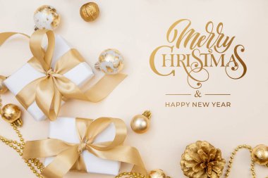 Mutlu Noeller ve mutlu yıllar tebrik kartı, çerçeve ve afişler. Tatil tasarımı. Noel ve Feliz Navidad. Noel hediyeleri ve dekorasyonlar, üst manzara..