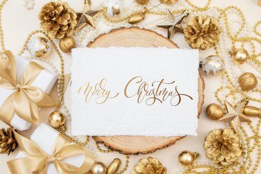 Mutlu Noeller ve mutlu yıllar tebrik kartı, çerçeve ve afişler. Tatil tasarımı. Noel ve Feliz Navidad. Noel hediyeleri ve dekorasyonlar, üst manzara..