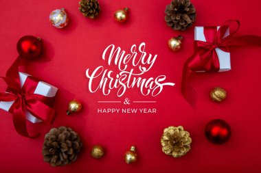 Mutlu Noeller ve mutlu yıllar tebrik kartı, çerçeve ve afişler. Tatil tasarımı. Noel ve Feliz Navidad. Noel hediyeleri ve dekorasyonlar, üst manzara..