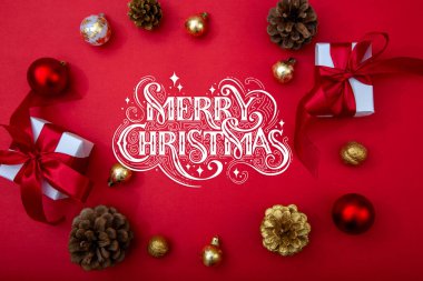 Mutlu Noeller ve mutlu yıllar tebrik kartı, çerçeve ve afişler. Tatil tasarımı. Noel ve Feliz Navidad. Noel hediyeleri ve dekorasyonlar, üst manzara..