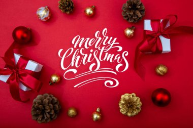 Mutlu Noeller ve mutlu yıllar tebrik kartı, çerçeve ve afişler. Tatil tasarımı. Noel ve Feliz Navidad. Noel hediyeleri ve dekorasyonlar, üst manzara..