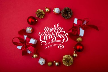 Mutlu Noeller ve mutlu yıllar tebrik kartı, çerçeve ve afişler. Tatil tasarımı. Noel ve Feliz Navidad. Noel hediyeleri ve dekorasyonlar, üst manzara..