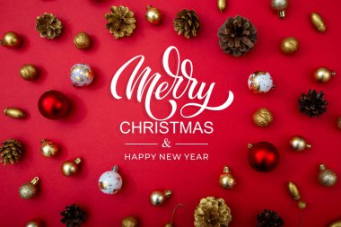 Mutlu Noeller ve mutlu yıllar tebrik kartı, çerçeve ve afişler. Tatil tasarımı. Noel ve Feliz Navidad. Noel hediyeleri ve dekorasyonlar, üst manzara..