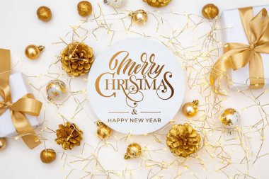 Mutlu Noeller ve mutlu yıllar tebrik kartı, çerçeve ve afişler. Tatil tasarımı. Noel ve Feliz Navidad. Noel hediyeleri ve dekorasyonlar, üst manzara..