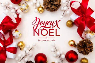 Joyeux Noel ve Bonee Anne. Fransız Mutlu Noeller Modern kaligrafi, sezon selamları için çıkartma üzerine yazılmış. Tebrik kartı, çerçeve ve afiş.