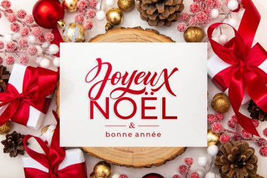 Joyeux Noel ve Bonee Anne. Fransız Mutlu Noeller Modern kaligrafi, sezon selamları için çıkartma üzerine yazılmış. Tebrik kartı, çerçeve ve afiş.