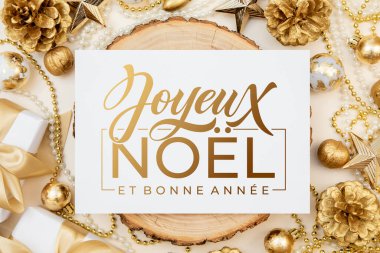 Joyeux Noel ve Bonee Anne. Fransız Mutlu Noeller Modern kaligrafi, sezon selamları için çıkartma üzerine yazılmış. Tebrik kartı, çerçeve ve afiş.