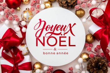 Joyeux Noel ve Bonee Anne. Fransız Mutlu Noeller Modern kaligrafi, sezon selamları için çıkartma üzerine yazılmış. Tebrik kartı, çerçeve ve afiş.