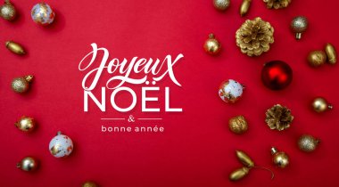 Joyeux Noel ve Bonee Anne. Fransız Mutlu Noeller Modern kaligrafi, sezon selamları için çıkartma üzerine yazılmış. Tebrik kartı, çerçeve ve afiş.