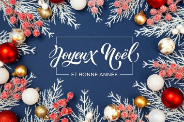 Joyeux Noel ve Bonee Anne. Fransız Mutlu Noeller Modern kaligrafi, sezon selamları için çıkartma üzerine yazılmış. Tebrik kartı, çerçeve ve afiş.