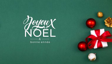 Joyeux Noel ve Bonee Anne. Fransız Mutlu Noeller Modern kaligrafi, sezon selamları için çıkartma üzerine yazılmış. Tebrik kartı, çerçeve ve afiş.