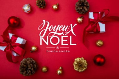 Joyeux Noel ve Bonee Anne. Fransız Mutlu Noeller Modern kaligrafi, sezon selamları için çıkartma üzerine yazılmış. Tebrik kartı, çerçeve ve afiş.